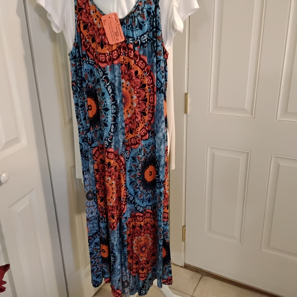 3892 Size XL Beautiful Multi Color Jumpsuit With Adjustable Straps. - Picture 4 of 5